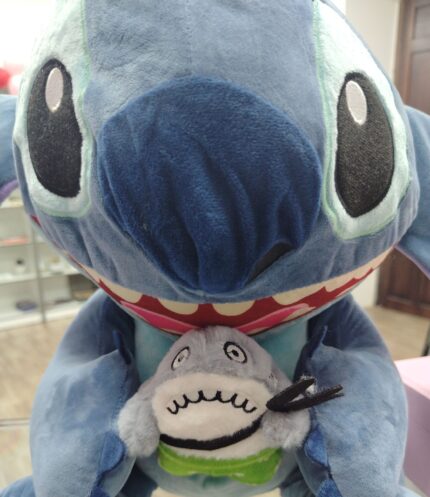 Peluche Stitch con Tiburon